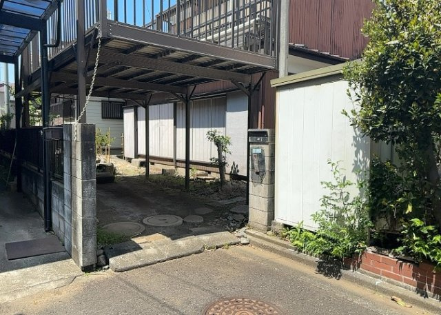 【外観】 | 土地購入を検討されている場合、境界杭がない状態で購入してしまうと境界確定測量をする必要があり、費用がかかります。購入の前に、売主、隣土地所有者立ち合いのもと境界を確定し境界杭を設置するのがベストです。