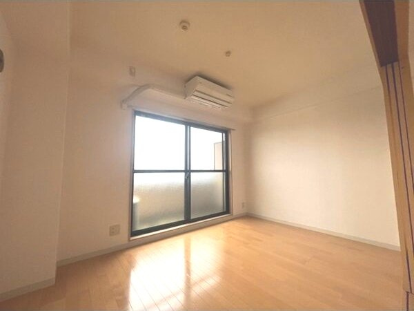 第5アローズ新大阪の洋室