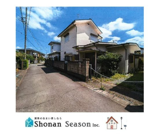 【前面道路含む現地写真】 | 南側隣地駐車場につき、あふれる開放感が魅力的！
小・中学校近く、ドラッグストア（徒歩1分）暮らしやすさもお墨付きですよ♪