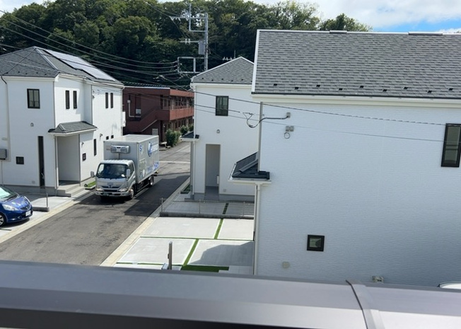 【展望】 | 周囲は緑豊かな住宅地が広がっており、穏やかで落ち着いた眺望が楽しめます。南東向きの立地により解放感があり、窓から四季折々の変化を感じながら心地よい暮らしを享受できる魅力的なロケーションです。