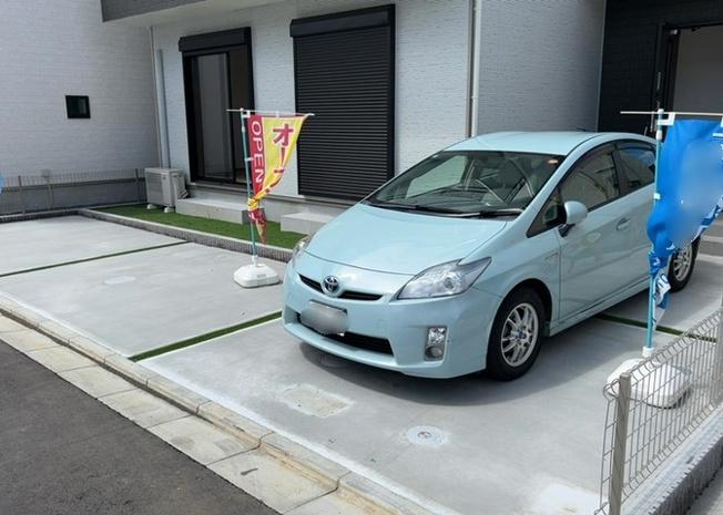 【駐車場】 | 敷地内にはカースペースが確保されており、普通車や軽自動車の駐車が可能です。前面道路との出し入れもしやすい配置となっており、お車での通勤やお出かけ、お買い物にも大変便利な駐車環境となっております。