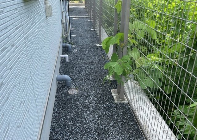 【庭】 | 敷地内には南庭スペースが確保されており、ガーデニングや家庭菜園、お子様のプール遊びなど多目的にご活用いただけます。隣家とのスペースも保たれているため、日当たりや通風も遮られず快適な空間です。