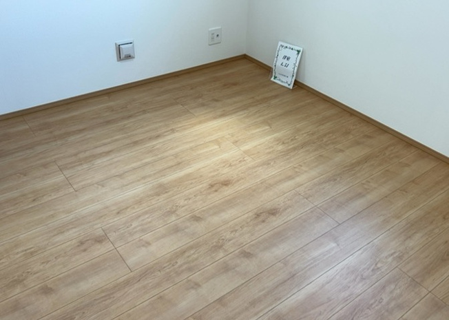 【子供部屋】 | 洋室は全室6帖以上の広さがあり、お子様のお部屋や書斎・趣味の部屋として最適です。全室2面採光で明るい陽光が差し込み、学習机やベッドを配置してもゆとりを持って過ごせる快適な居住空間となっております。