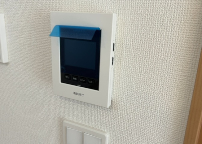 【セキュリティ】 | 防犯性に優れるTVモニタ付インターホンを設置しています。来訪者の顔を室内からしっかり確認してから対応できるため、お子様のお留守番時や一人で過ごす時間帯でも安心感を持って暮らすことができます。