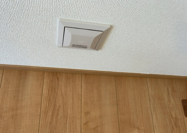 【冷暖房・空調設備】 | 24時間換気システムを搭載しており、住まいの空気を常にクリーンで新鮮な状態に保ちます。結露の防止やダニ・カビの発生を抑える効果もあり、ご家族の健康を守る快適な室内環境を年間維持してくれます。