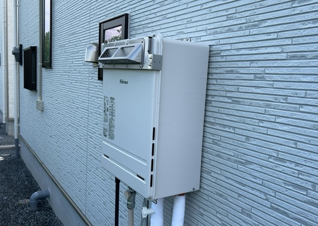 【発電・温水設備】 | 省エネ給湯器を採用しており、環境にも家計にも優しい設備仕様となっています。お風呂のお湯張りや保温が自動で行えるオートバス機能も備わっており、毎日のバスタイムを効率的かつ快適にサポートいたします。