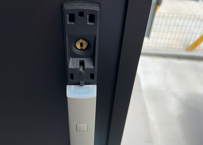 【防犯設備】 | セキュリティ対策に配慮した設計となっており、TVモニタ付インターホン等の設備を標準装備。閑静な住宅街での安全な暮らしをサポートし、夜間やご不在時でもご家族の安心を守る配慮が行き届いたお住まいです。