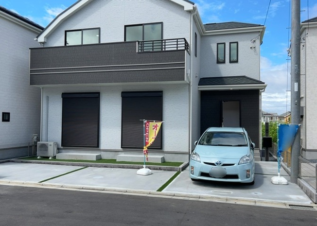 【前面道路含む現地写真】 | 現地は周辺交通量が少なめで静かな住環境が魅力です。小さなご家庭や静かに暮らしたい方にぴったりの環境となっております。お車での出入りや周辺の歩道状況など、現地にて直接ご確認いただけますと幸いです。