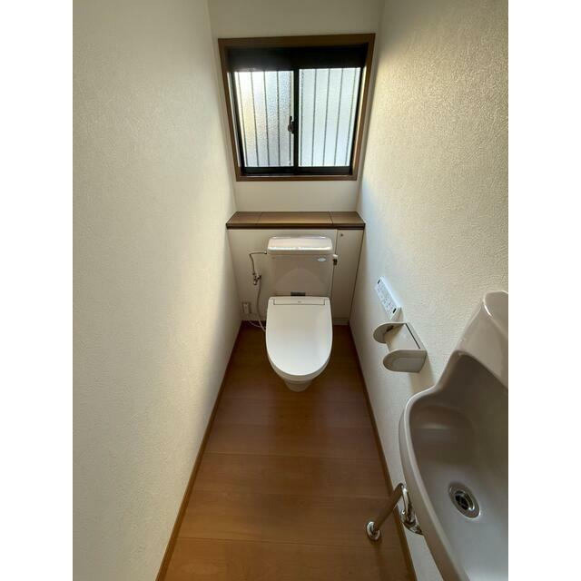 高知市北端町　中古一戸建(２０２４年１２月リフォーム済）のトイレ|落ち着いたトイレです