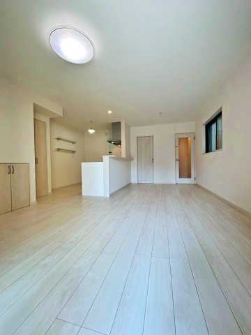 四条畷市中野本町の居間・リビング|約16.3帖のゆとりあるリビングです！
全居室二面採光で明るいお部屋となっております。
築浅物件なので室内大変きれいです。