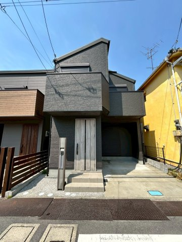 四条畷市中野本町の外観|木造スレート葺2階建て
令和2年築の築浅物件です。