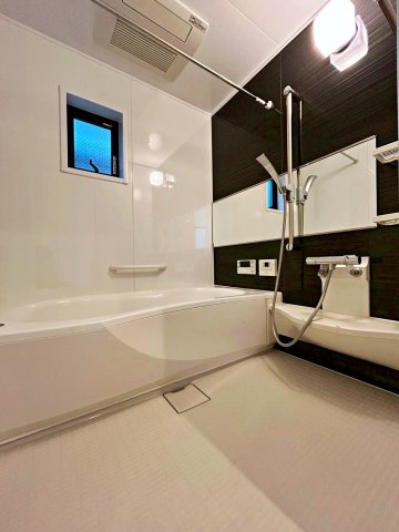 四条畷市中野本町の浴室|足を伸ばしてくつろげる広さのある浴室です！
ワイドな鏡付きでさらに広さを感じさせてくれます。