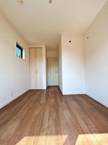 四条畷市中野本町の洋室|全居室二面採光で明るく風通しの良いお部屋となっております！
