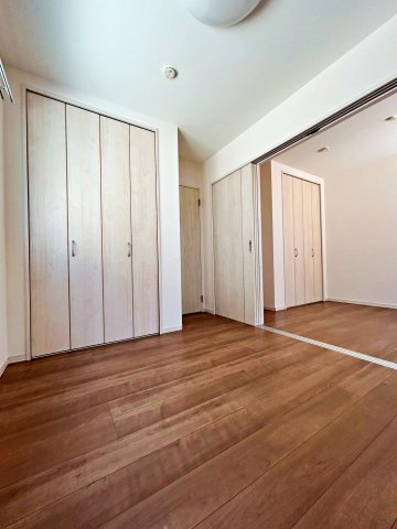 四条畷市中野本町の洋室|各お部屋にたっぷり収納可能なクローゼット付きです！