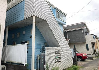 【外観】 | コーポマリーナ座間 | 最寄り駅が近いなどの交通アクセスが良い土地だと暮らしやすいですよね。通勤・通学の観点から土地を選ぶことも大切です！自身や家族のライフワークからあったの物件を探しましょう！当社営業がお力になります！