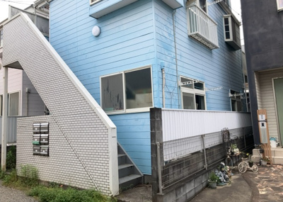 【外観】 | コーポマリーナ座間 | 家を建てる場合、方位は要チェックです。現実的に日当たりのよい家ならばリビングは南側、建築基準法でも北側に当たる家への配慮は求められています。土地を見学に行く際は、方位磁針を持って行くようにしましょう。