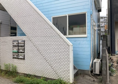 【外観】 | コーポマリーナ座間 | 現地に行くなら、物件の周囲の地形がどうなっているかを見ることも大切です。周辺より低くなっている土地では、大雨などで水が集まりやすいため、地盤が弱くなっているということも考えられるため、注意が必要です。