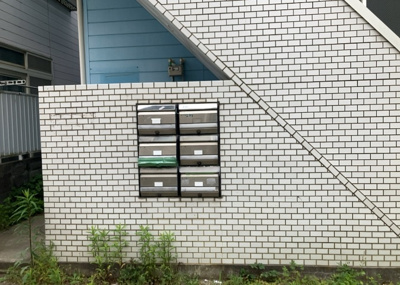 【外観】 | コーポマリーナ座間 | 隣家の土地はどうなっているのか、生活利便施設が近くにあるのか、学校まで近いかなど、お客様のライフスタイルにあわせたイメージが重要です。また、近くにあると困る施設が近くにないかも確認するといいでしょう。