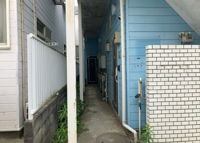 【外観】 | コーポマリーナ座間 | 土地購入を検討されている場合、境界杭がない状態で購入してしまうと境界確定測量をする必要があり、費用がかかります。購入の前に、売主、隣土地所有者立ち合いのもと境界を確定し境界杭を設置するのがベストです。