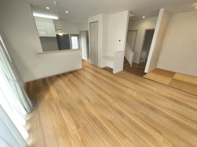 【居間・リビング】 | 入野中山台五丁目　戸建 | 日当たりが良く、開放的なLDK　※空室状態にCG加工した画像です