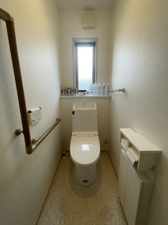 【トイレ】 | 入野中山台五丁目　戸建 | 1階トイレ　手摺付きで安全