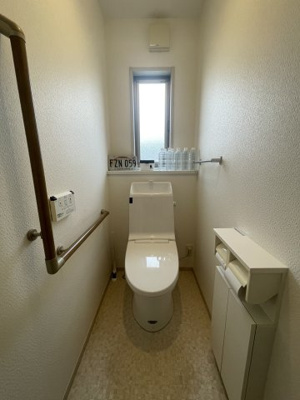 【トイレ】 | 入野中山台五丁目　戸建 | 1階トイレ　手摺付きで安全