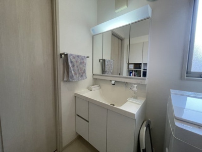 【洗面所】 | 入野中山台五丁目　戸建 | 三面鏡付き洗面化粧台