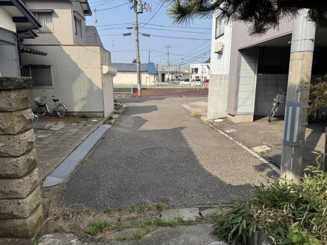 中央区姥ケ山4丁目　売地の前面道路含む現地写真