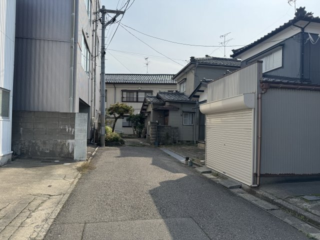 中央区姥ケ山4丁目　売地の前面道路含む現地写真