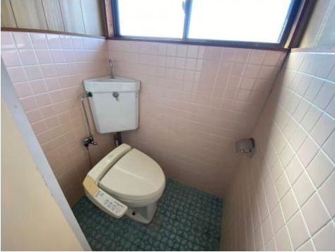 都城市大岩田町の中古一戸建のトイレ