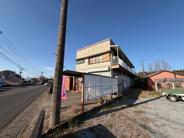 都城市大岩田町の中古一戸建の前面道路含む現地写真