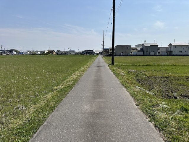 土地　茶屋新田2丁目の前面道路含む現地写真