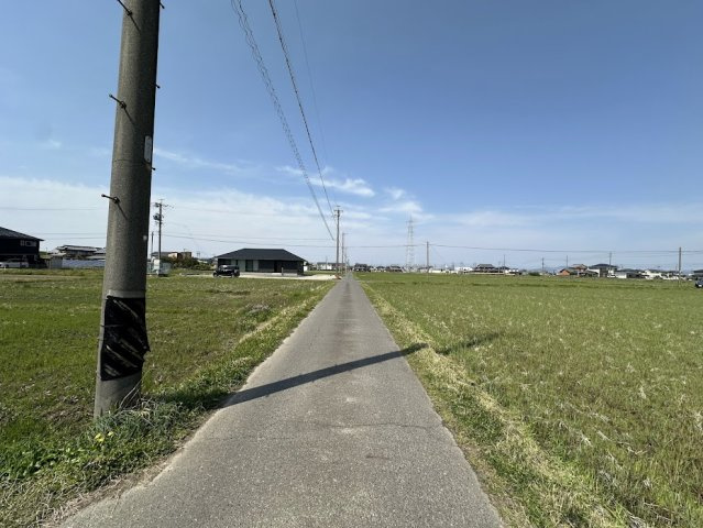 土地　茶屋新田2丁目の前面道路含む現地写真