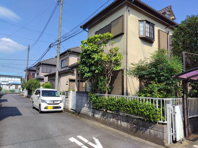 鴻巣市稲荷町の中古一戸建の前面道路含む現地写真