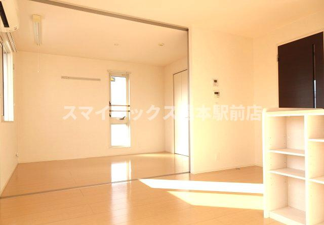 熊本市南区出仲間２丁目のアパートの居間・リビング