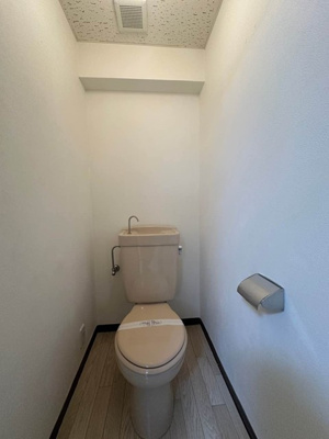 【トイレ】 | 花園ビル | 人気のバストイレ別です♪上部にはトイレットペーパーなどの小物を置ける棚付きです！