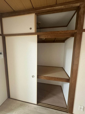 【収納】 | 花園ビル | ダイニングキッチンにある収納スペースです！奥行きのある収納スペースで荷物の多い方も安心！