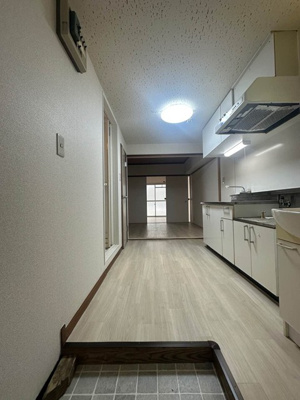 【展望】 | 花園ビル | 玄関から室内への景観です！ダイニングキッチンの奥に洋室6帖のお部屋があります♪