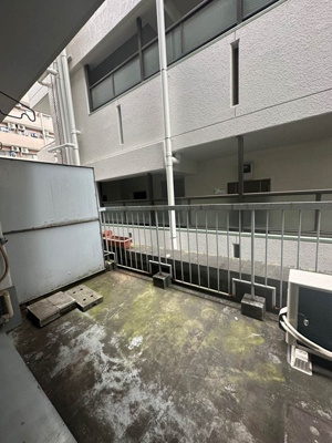 【バルコニー】 | 花園ビル | バルコニーは南東向きなので、晴れた日のお洗濯物は朝からよく乾きそう☆気分転換をするにも最適です☆