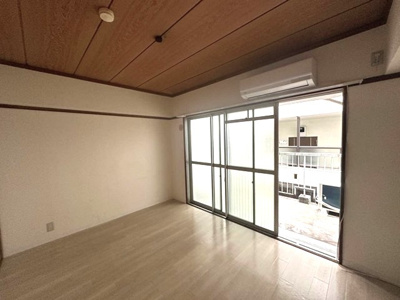 【洋室】 | 花園ビル | 南東向き洋室6帖☆バルコニーに繋がるお部屋です！エアコン付きで1年中快適に過ごせますね☆