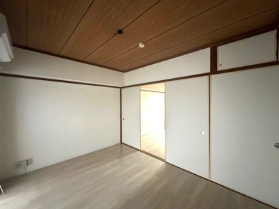 【寝室】 | 花園ビル | 南東向き洋室6帖☆収納スペースがあります♪お洋服がスッキリ収納できて、整理しやすくなりますね☆