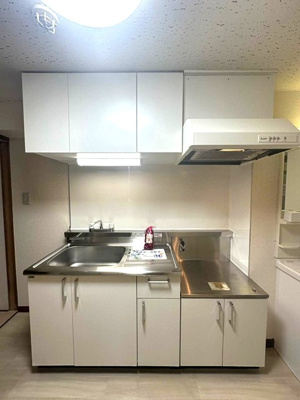 【キッチン】 | 花園ビル | ガスコンロ設置可能のキッチンです☆場所を取るお鍋やお皿もすっきり収納できます♪