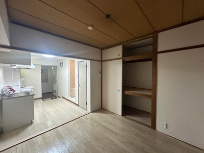 【居間・リビング】 | 花園ビル | ダイニングキッチン7.9帖☆収納スペースがあります♪荷物の多い方も安心の収納力です！