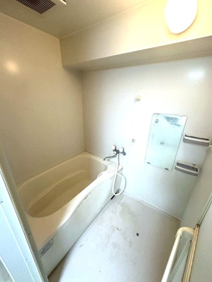 【浴室】 | 花園ビル | 清潔感のある浴室です♪ゆったりお風呂に浸かって一日の疲れもすっきりリフレッシュできますね☆