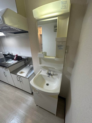 【洗面所】 | 花園ビル | キッチン隣にある洗面化粧台です！鏡の前で身支度ばっちりできちゃいます◎