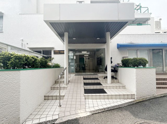 【エントランス】 | お客様を、そして住人を出迎えてくれるマンションのエントランス。ゴミが落ちていないことからも、管理状態の良さや住民の節度の高さが見て取れます。～即日のご見学可能～　お問合せはお気軽にどうぞ。
