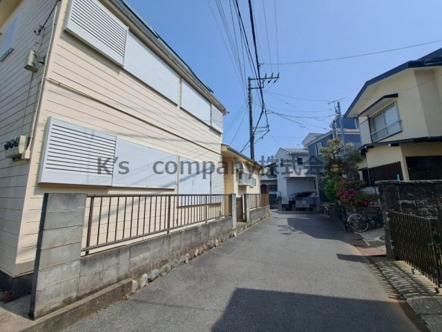 茅ヶ崎市平和町　建築条件なし　売地の前面道路含む現地写真