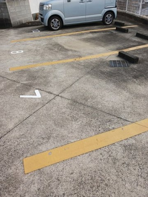 【駐車場】 | ハイランドキャッスル | 駐車場に車を止められます