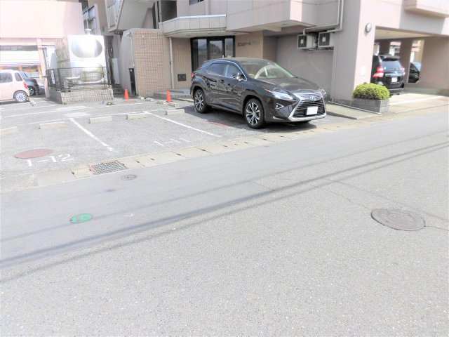 エスポアールアスカの駐車場
