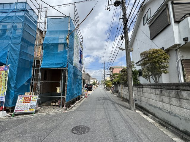 葛飾区南水元２丁目新築戸建【飯塚小学校：4分】の前面道路含む現地写真|東側前面道路・幅員約5ｍ